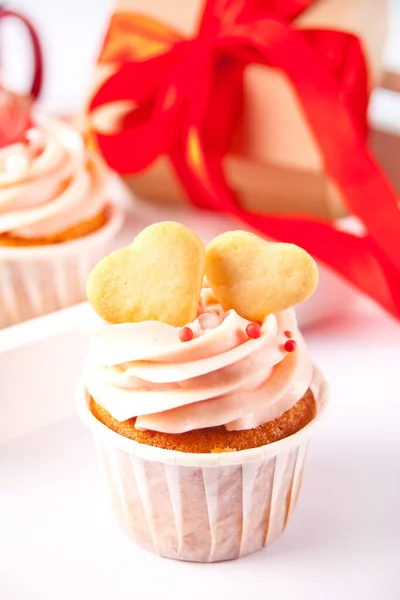 Valentines Cupcakes Cremă Brânză Înghețată Decorată Cookie Uri Formă Inimă — Fotografie, imagine de stoc