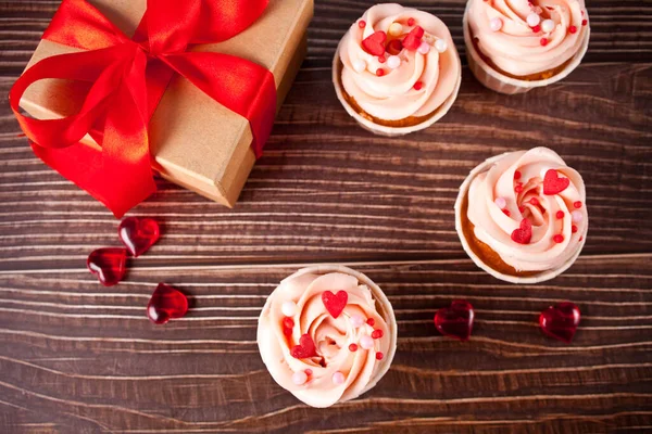 Valentines Cupcakes Frischkäse Zuckerguss Mit Herzbonbons Und Geschenkbox Auf Dem — Stockfoto