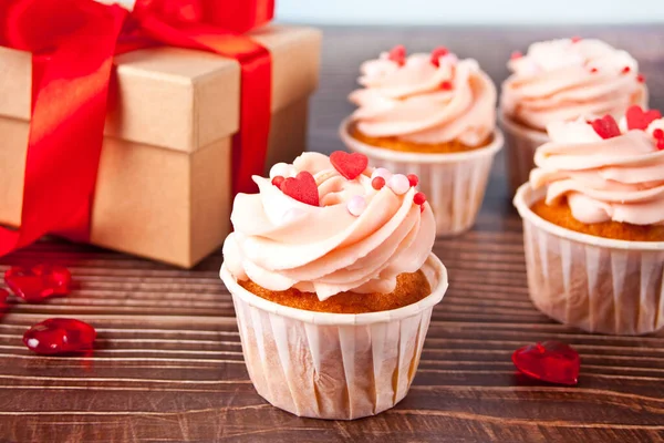 Valentine Cupcakes Creme Queijo Cobertura Decorada Com Doces Coração Caixa — Fotografia de Stock