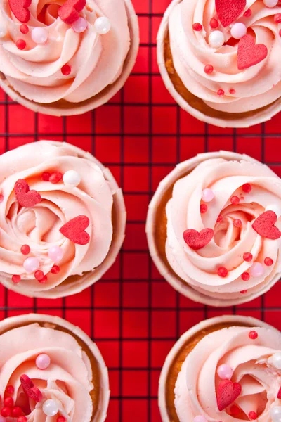Valentine Cupcake Creme Queijo Cobertura Decorada Com Doces Coração — Fotografia de Stock