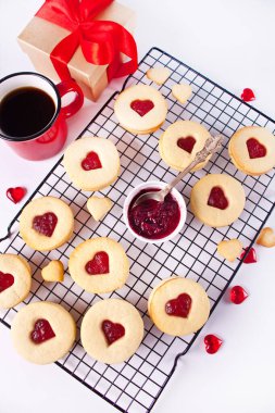 Kalp şeklinde geleneksel linzer kurabiyeler ve çilek reçeli. Sevgililer Günü konsepti. Süper manzara..