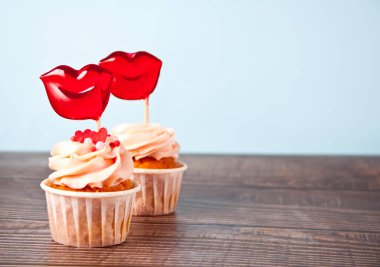 Sevgililer Günü tebrik kartı, hediye kutusu ve dudak şekilli sert şeker lolipopu. Selamlama için alanı kopyala.