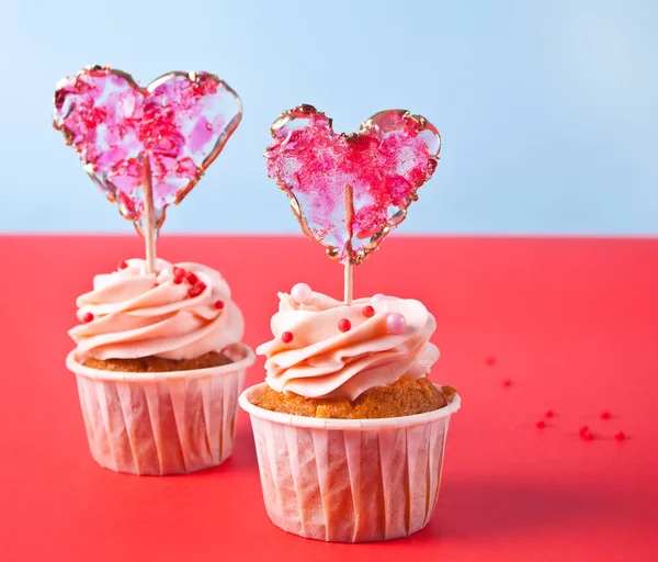 Valentine Cupcakes Creme Queijo Cobertura Decorada Com Pirulito Coração Doce — Fotografia de Stock