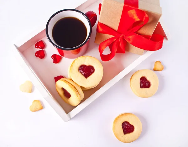 Biscuits traditionnels en forme de coeur avec confiture de fraises, tasse de café et boîte cadeau. Concept de Saint Valentin. — Photo