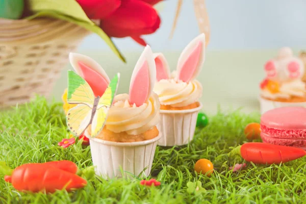 复活节有趣的兔子蛋糕。复活节庆祝餐桌。背景上的一筐花郁金香. — 图库照片