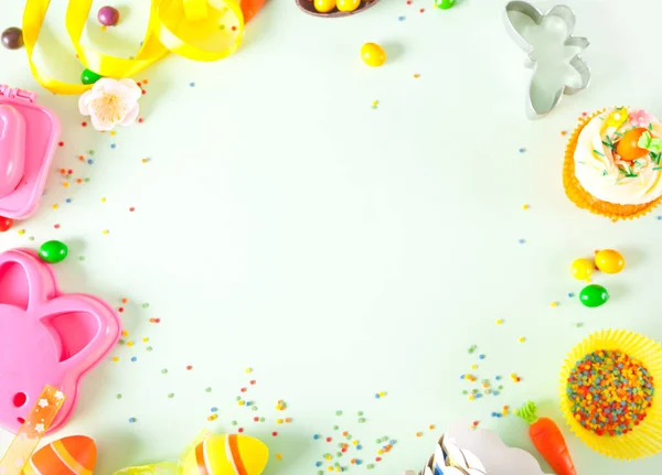 Marco de Pascua con huevos, cortador de galletas, dulces, magdalenas. Vista superior. Copiar espacio. — Foto de Stock