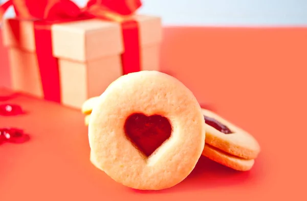 Herzförmige traditionelle Linzerplätzchen mit Erdbeermarmelade. Valentinstag-Konzept. — Stockfoto