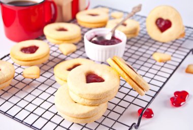 Kalp şeklinde geleneksel linzer kurabiyeler ve çilek reçeli. Sevgililer Günü konsepti.