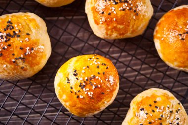 Fırında susamlı taze ev yapımı tahıllı hamburger çörekleri.