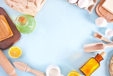 Fırın aletleri, açık mavi arka planda taze malzemeler. Düz yat, boşluğu kopyala.