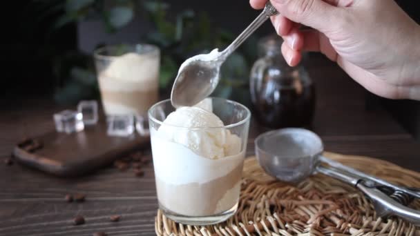 महिला हात आईस्क्रीमसह चमच्या फोगॅटो कॉफीसह मिसळणे — स्टॉक व्हिडिओ