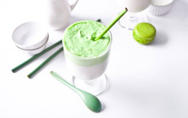 Dalgona Matcha Latte, kremalı kibrit yeşil çay.