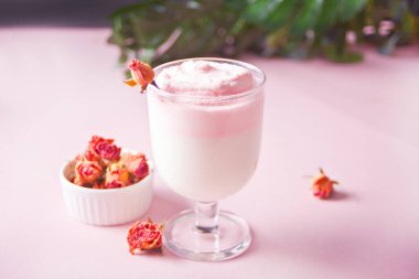 Bir bardak gül buzlu Dalgona kremalı kahve.