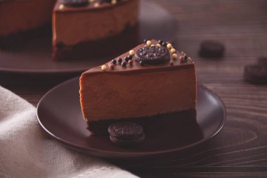 Tabakta taze çikolatalı peynirli kek