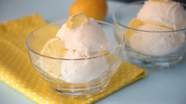 Masada limon dilimleri olan ev yapımı taze limonlu dondurma. Yaz tatlısı. Kadın eli yakına bir parça limon meyvesi koydu. — Stok video