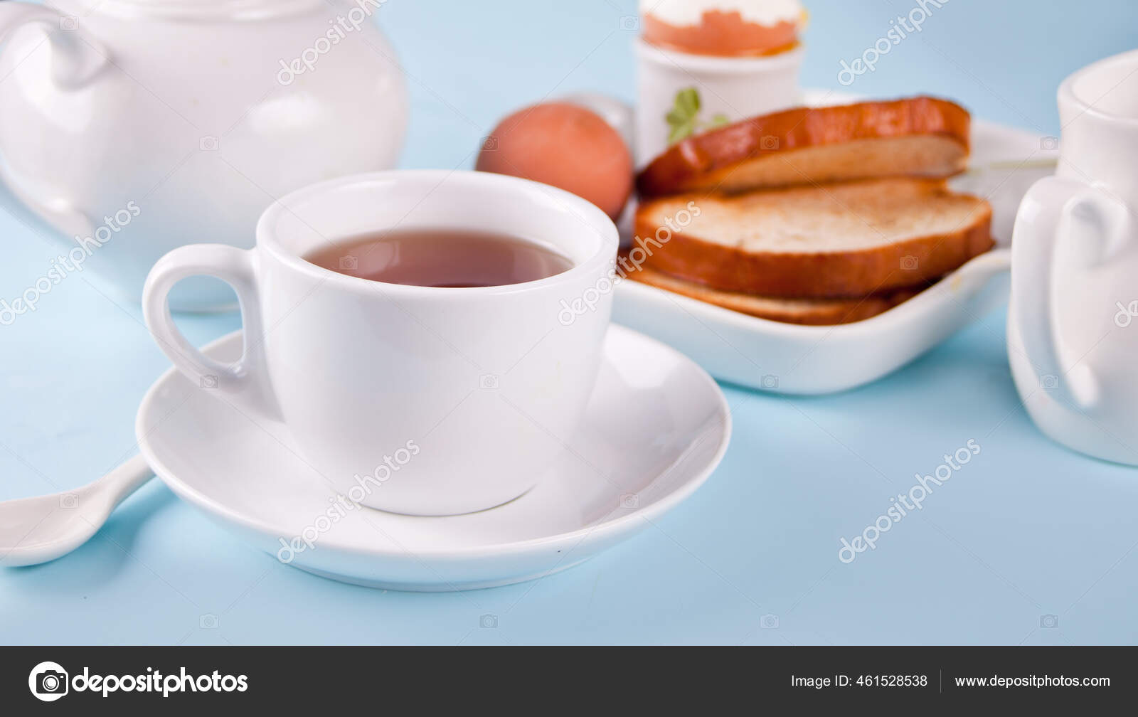 お茶とゆで卵を木の板の上でゆで卵とクリスピートースト 朝食のコンセプト ストック写真 C Zulfiska