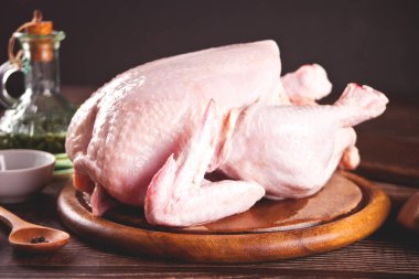 Tahtadaki çiğ tavuk.