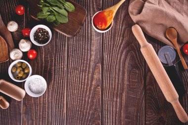 Ev yapımı malzemeler, ahşap arka planda mutfak aletleri. Üst Manzara. Boşluğu kopyala.