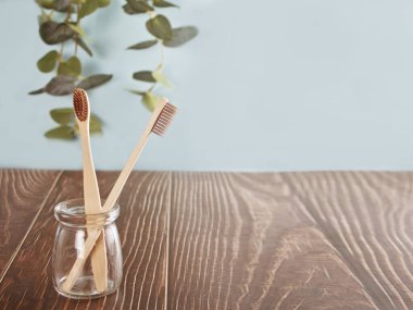 Tahta masada çevre dostu bambu diş fırçaları. Sıfır atık
