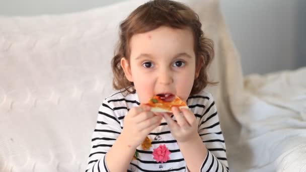 Linda niña comiendo pizza en casa — Vídeos de Stock