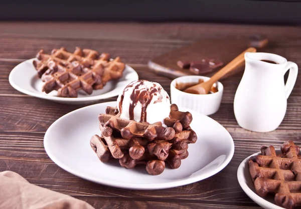 Wafel coklat buatan sendiri dengan es krim yang dihias dengan sirup cokelat. — Stok Foto