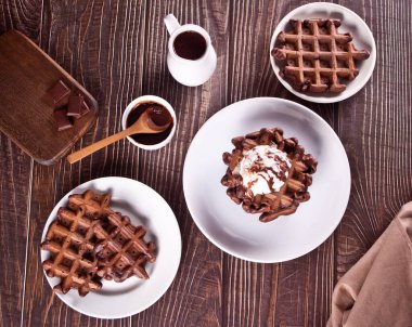 Ev yapımı çikolatalı waffle ve dondurmalı çikolata şurubu..