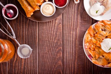 Vanilyalı vişneli fileto fileto hamurlu turta, sigara burek Türk usulü kızarmış hamur işleri ahşap masada. Üst Manzara. Boşluğu kopyala.