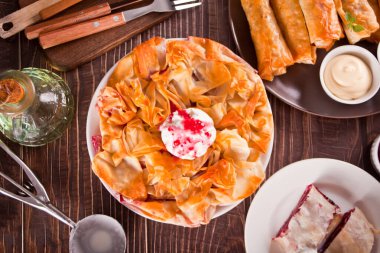 Taze kirazlı fileto hamurlu turta ve vanilyalı dondurma.