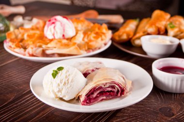 Vanilyalı taze vişneli turta.