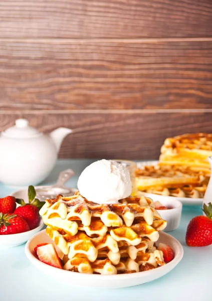 Çilekli taze ev yapımı waffle, bal ve dondurma.. — Stok fotoğraf