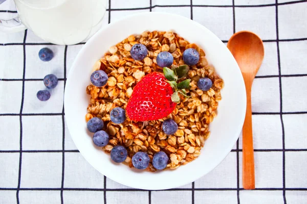 Pequeno-almoço saudável. Granola, muesli com bagas frescas. — Fotografia de Stock