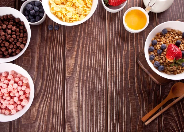 Gesundes Frühstück. Müsli mit frischen Beeren und anderen Flocken und Maisbällchen. — Stockfoto