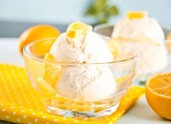 Domowej roboty świeże lody cytrynowe z plasterkami cytryny. Letni deser. — Zdjęcie stockowe