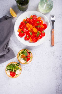 Yeşillik ve sebzeli yuvarlak kızarmış ekmek. Sağlıklı gıda konsepti.