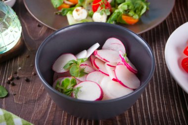 Yemek masasında turp ve fesleğenli taze salata.