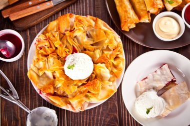 Taze kirazlı fileto hamurlu turta ve vanilyalı dondurma.