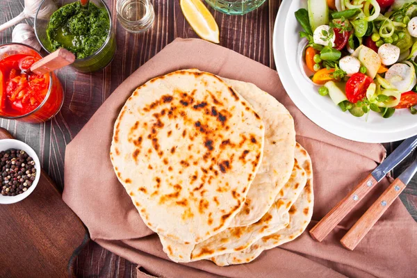 Σπιτικό ινδικό naan flatbread με φρέσκια σαλάτα και ντιπ στο τραπέζι. Άνω όψη. — Φωτογραφία Αρχείου