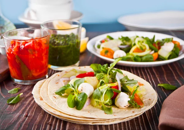 Σπιτικό Ινδικό Naan Flatbread Φρέσκια Σαλάτα Και Ντιπ Στο Τραπέζι — Φωτογραφία Αρχείου