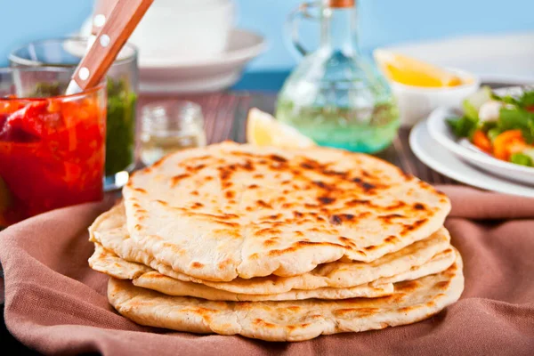 Ev yapımı Hint ekmeği, taze salata ve sos.