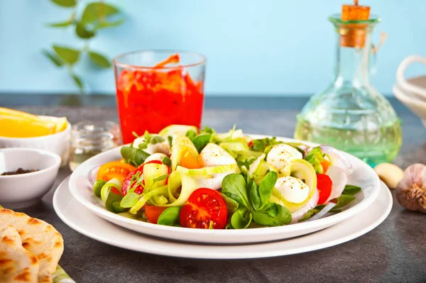 Sallad Färska Körsbärstomater Mozzarella Basilika Rädisor Och Andra Grönsaker Middagsbordet — Stockfoto