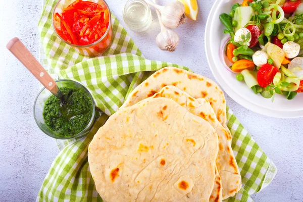 Σπιτικό Ινδικό Naan Flatbread Φρέσκια Σαλάτα Και Ντιπ Στο Τραπέζι — Φωτογραφία Αρχείου