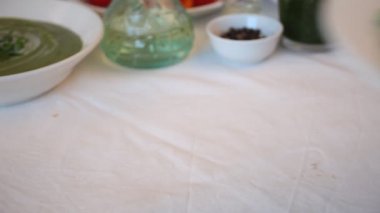 Kadın tabağına taze vişneli domates salatası, mozzarella, fesleğen, turp ve diğer yeşillikleri koydu.