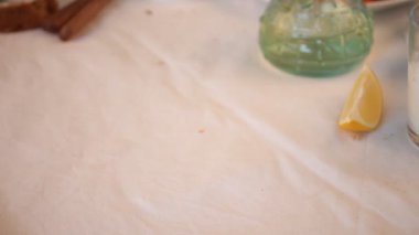 Kadın eli yemek masasına patates, brokoli, bezelye ve ıspanak ile lezzetli bir sebze çorbası koydu.