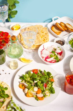 Taze vişneli domates salatası, mozzarella, fesleğen ve diğer yeşillikler...