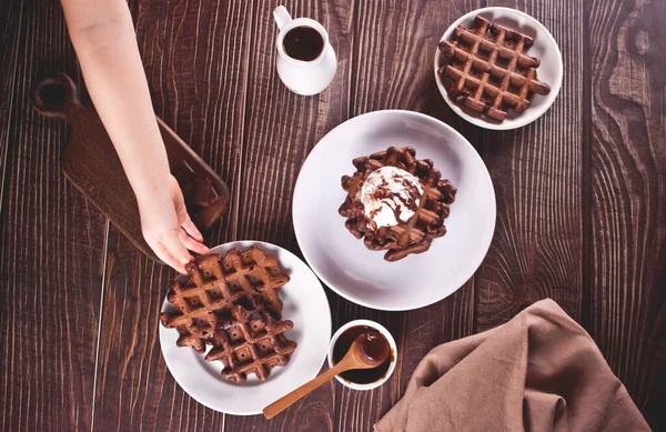 Ev yapımı çikolatalı waffle ve çikolata sosu. Waffle yiyen çocuklar. Üst görünüm. — Stok fotoğraf