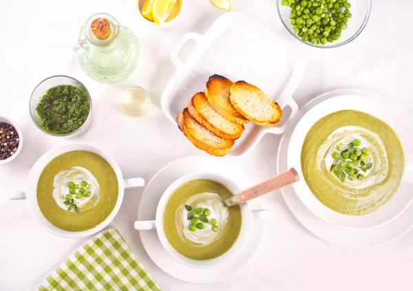 Heerlijke groentesoep met aardappel, broccoli, groene erwt en spinazie op de eettafel — Stockfoto