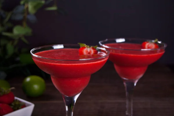 Cold strawberry margarita or daiquiri cocktail with lime and rum — Stock Photo, Image