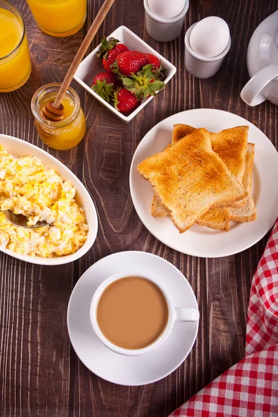 En kopp te, äggröra, kokta ägg och krispigt rostat bröd. Frukostkoncept. Ovanifrån. — Stockfoto