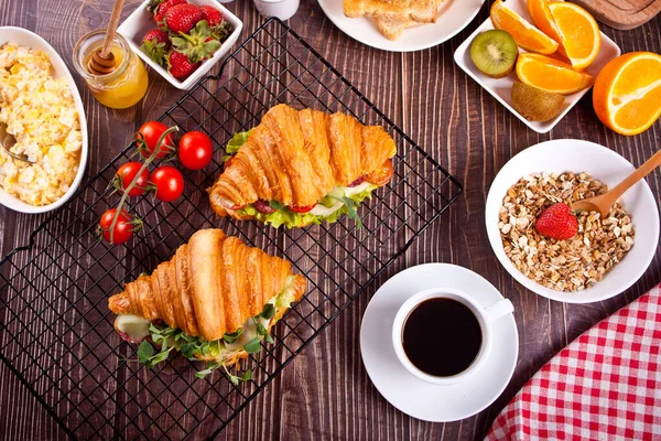 Sanduíches de croissant com presunto, queijo e verduras na assadeira. Conceito de pequeno almoço. — Fotografia de Stock