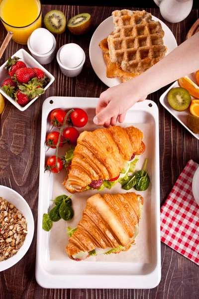 Croissant smörgåsar med skinka, ost, grönt. Frukostkoncept. — Stockfoto